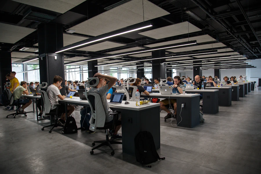 Ambiente de trabalho de análise técnica em tons escuros